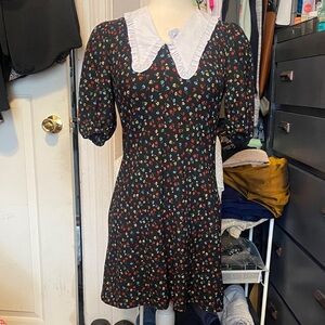 Pre-Owned Women’s Size 2 MISS SELFRIDGE Floral Black Mini Dress W/ White Collar